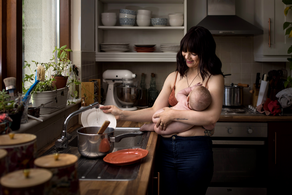 postpartumproject_ker-fox_photography_washing_dishes.png